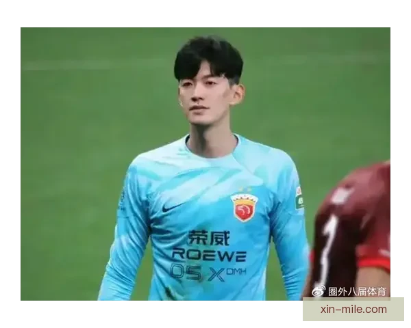 颜骏凌镇守球门零封对手助上海海港成功卫冕中超冠军再写荣耀篇章